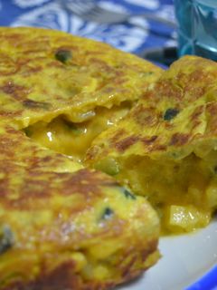 Una foto de Tortilla de patata y calabacín rellena de queso cheddar
