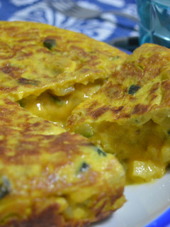 Una foto de Tortilla de patata y calabacín rellena de queso cheddar