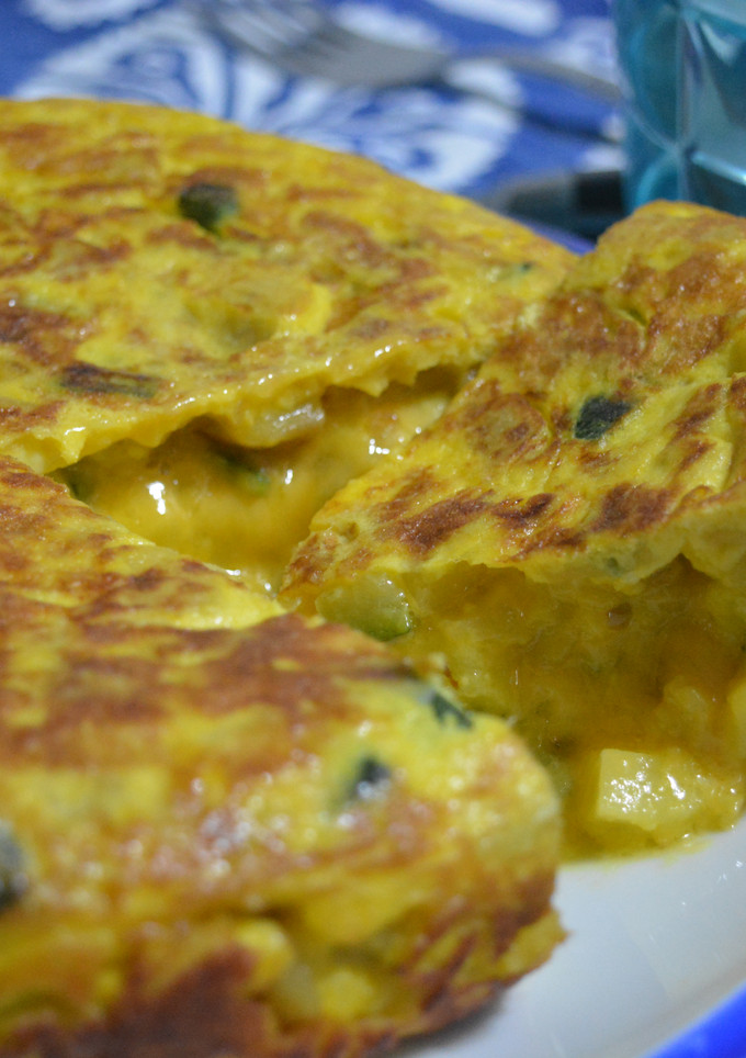 Una foto de Tortilla de patata y calabacín rellena de queso cheddar