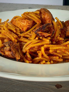 Una foto de Fideuá de pollo en soja picante