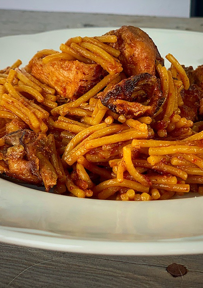 Una foto de Fideuá de pollo en soja picante