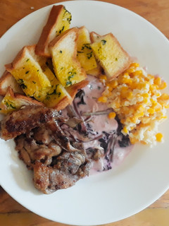 Foto resep Creamy red spinach with honey grilled chicken (+ garlic bread)