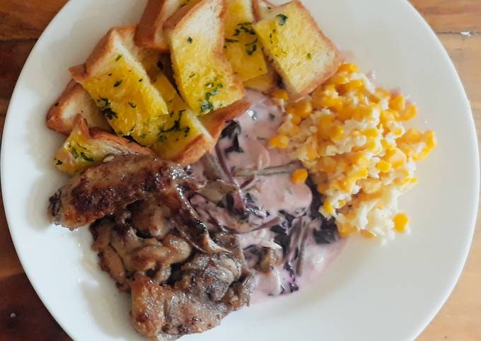 Creamy red spinach with honey grilled chicken (+ garlic bread)