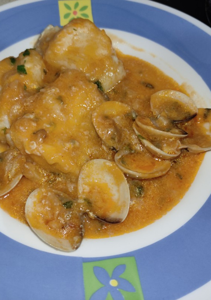 Una foto de Bacalao en salsa marinera