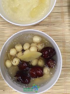 Hình của món Yến tươi chưng hạt sen táo đỏ.