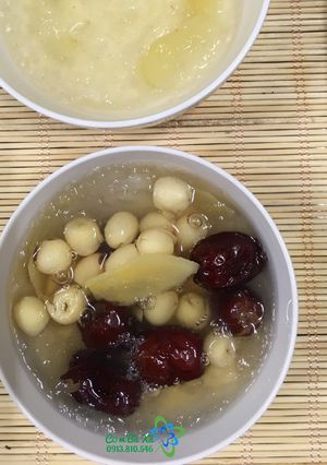 Hình của món Yến tươi chưng hạt sen táo đỏ.