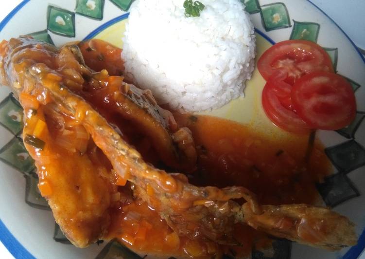 Bagaimana Menyiapkan Nila Crispy Saus Asam Manis yang Lezat Sekali