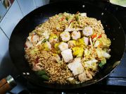 Una foto de ramen de carne