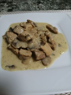 Una foto de Lomo de cerdo con salsa de champiñones y queso
