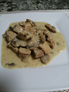 Una foto de Lomo de cerdo con salsa de champiñones y queso