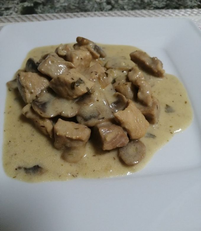 Foto principal de Lomo de cerdo con salsa de champiñones y queso