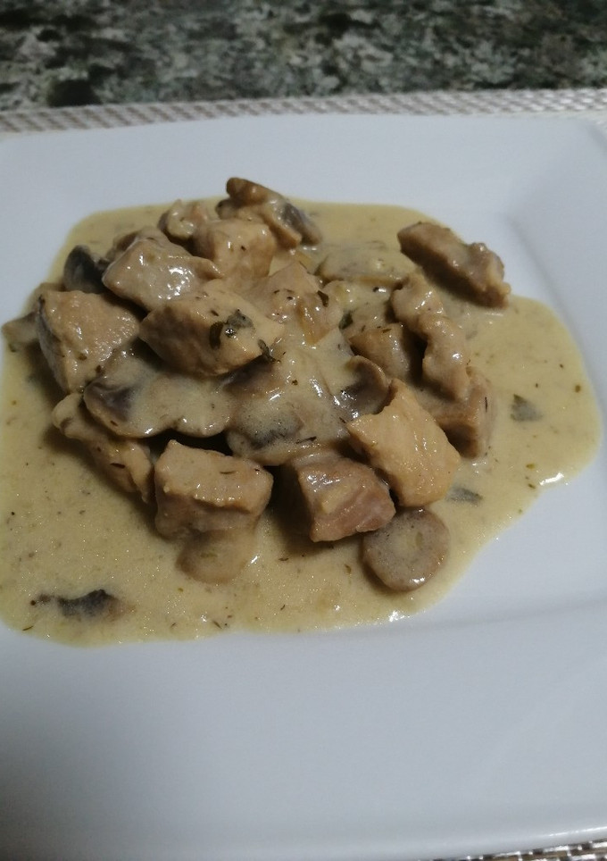 Una foto de Lomo de cerdo con salsa de champiñones y queso