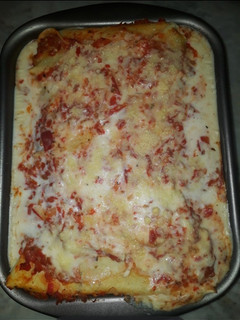 Una foto de Canelones de acelga y ricota con salsa blanca y salsa de tomate