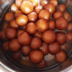 A picture of Gulab jamun.