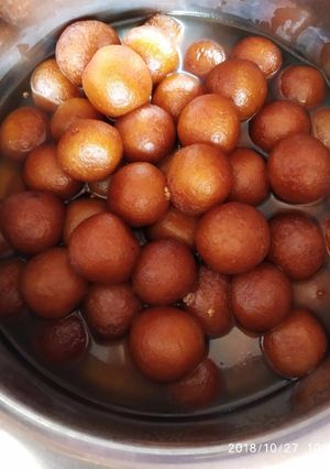 A picture of Gulab jamun.