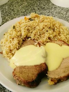 Una foto de Bondiola al horno con salsa de mostaza y arroz salteado