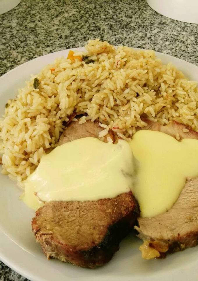 Una foto de Bondiola al horno con salsa de mostaza y arroz salteado