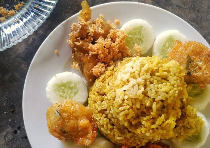 Nasi kuning daging rempah soto