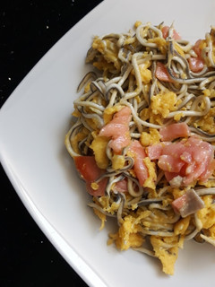 Una foto de Revuelto de gulas y salmón ahumado