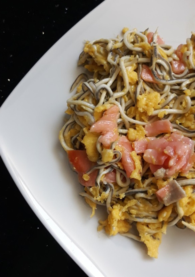 Una foto de Revuelto de gulas y salmón ahumado