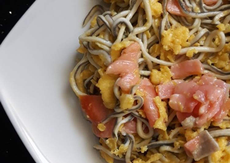 Revuelto de gulas y salmón ahumado
