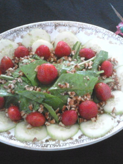 Una foto de Ensalada de espinacas, fresas y nueces (El Lago de Zirahuén)
