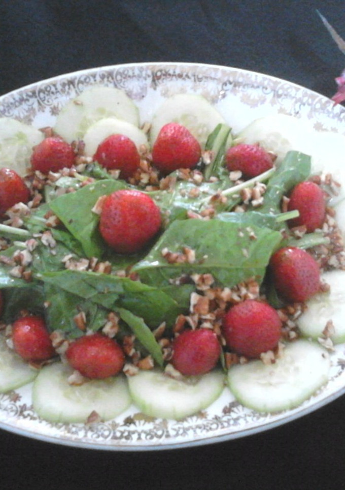 Una foto de Ensalada de espinacas, fresas y nueces (El Lago de Zirahuén)