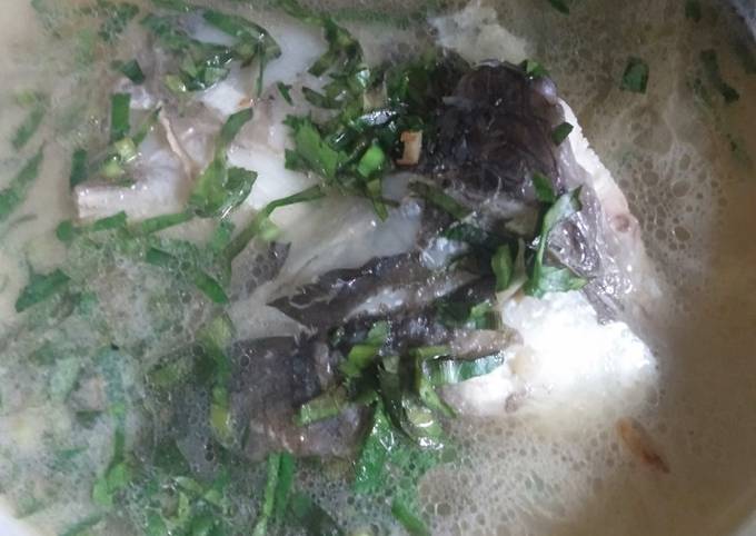 Đầu cá nấu nướng lá bu chua hình thay mặt món