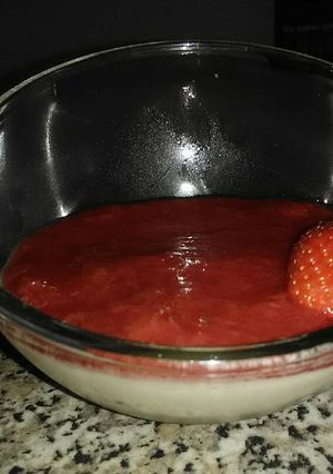 Une photo de Panna cotta à la vanille et son coulis de fraises