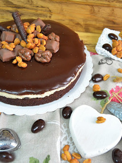 Una foto de Tarta de crema de cacahuete con brownie de chocolate