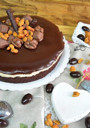 Una foto de Tarta de crema de cacahuete con brownie de chocolate