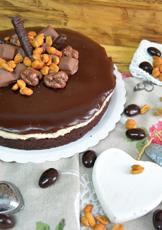 Una foto de Tarta de crema de cacahuete con brownie de chocolate