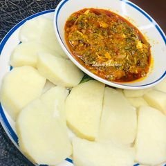 A picture of Cooked yam with egg & spinach sauce🍽🥚🌶🍅🧅.