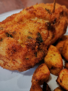 Una foto de Cena de fin de semana/ Pollo rebozado con guarnición de patatas