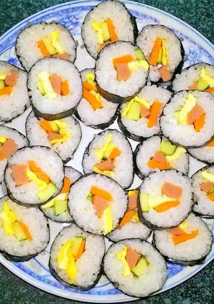 Hình của món Cơm cuộn rong biển Hàn Quốc ^^.