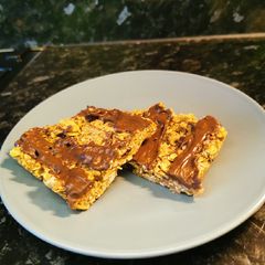 A picture of Peanut butter & honey granola bar.
