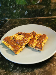 A picture of Peanut butter & honey granola bar.
