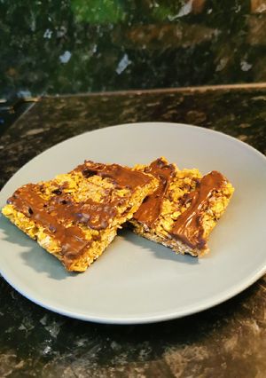 A picture of Peanut butter & honey granola bar.