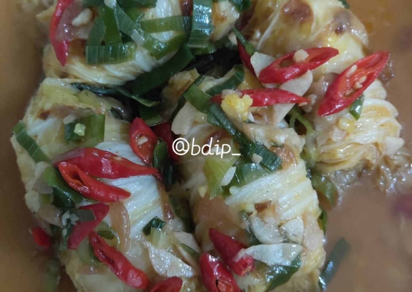Nasi kuning gulung sawi putih