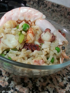 Una foto de Arroz frito con pulpo y gambones
