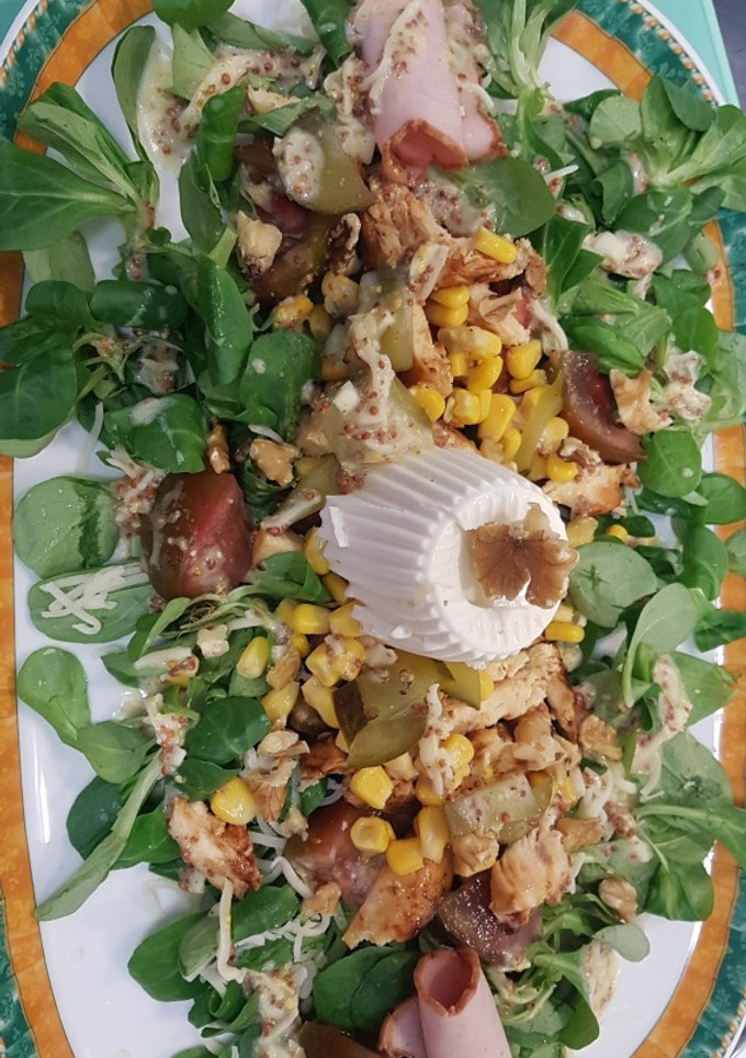 Una foto de Ensalada con pechuga asada