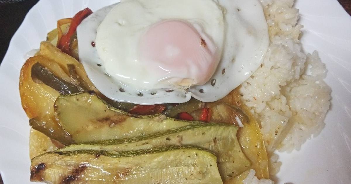 Panaderas de calabacín y papas con arroz blanco y huevo frito Receta de