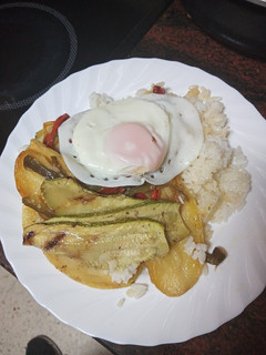 Una foto de Panaderas de calabacín y papas con arroz blanco y huevo frito