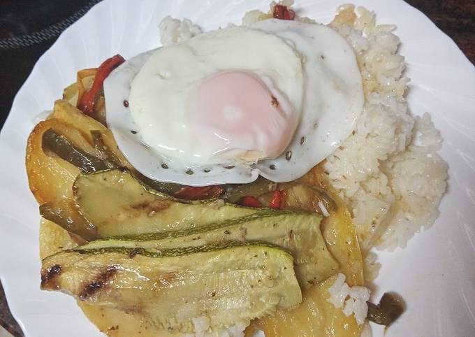 Foto principal de Panaderas de calabacín y papas con arroz blanco y huevo frito