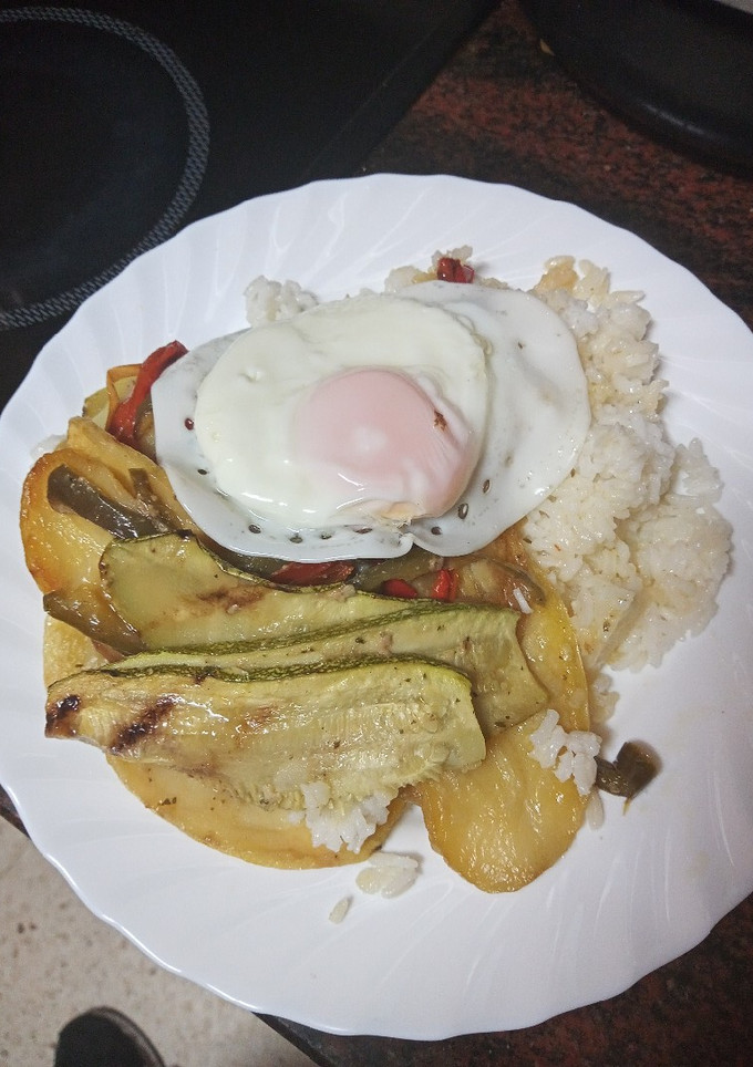 Una foto de Panaderas de calabacín y papas con arroz blanco y huevo frito