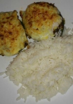 Una foto de Zapallitos rellenos a acompañado de arroz frito🤗