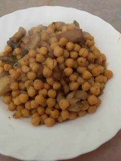 Una foto de Garbanzos con setas