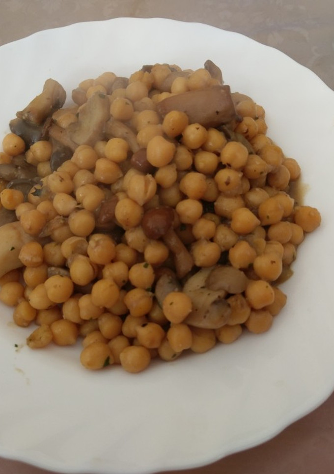 Una foto de Garbanzos con setas