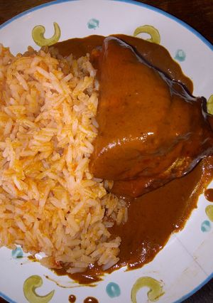 Una foto de Mole con pollo de vaso
