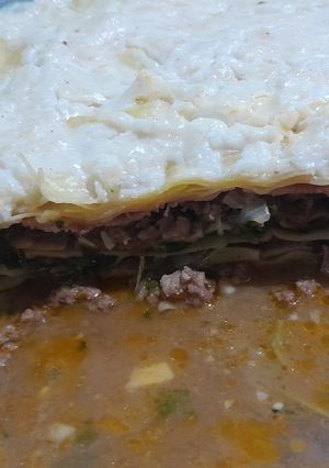 Una foto de Lasagna Mixta, Cárne picada, chorizo de cerdo, jamón queso, acelga y salsa Blanca!!